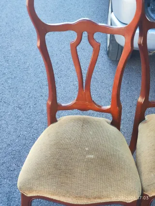 Juego de 4 sillas de madera