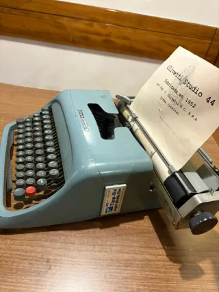 Máquina de escribir Olivetti Studio 44