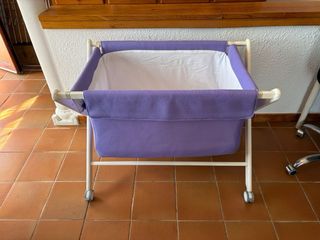 Minicuna de madera con ruedas