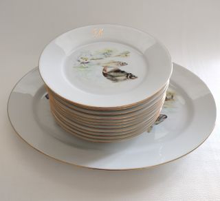 Vajilla de porcelana con peces y monograma