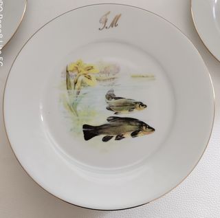 Vajilla de porcelana con peces y monograma