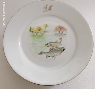 Vajilla de porcelana con peces y monograma