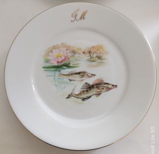 Vajilla de porcelana con peces y monograma