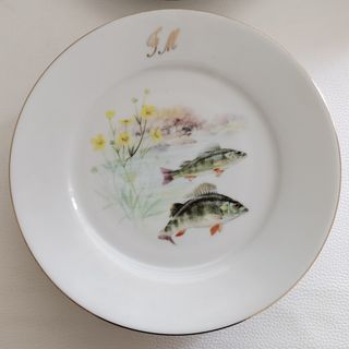 Vajilla de porcelana con peces y monograma