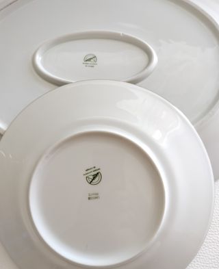 Vajilla de porcelana con peces y monograma