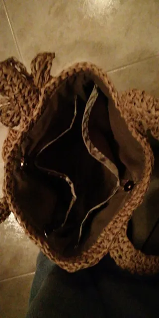 Borsa uncinetto in raffia marrone con fiori