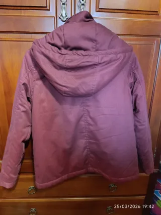 Chaqueta roja con capucha