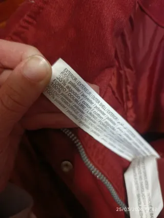 Chaqueta roja con capucha