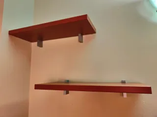 Estanterías de madera y metal