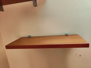 Estanterías de madera y metal