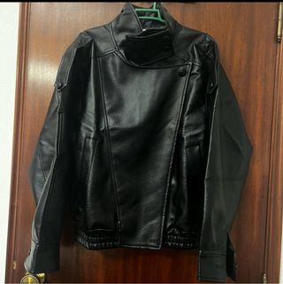 Casaco tipo cabedal preto