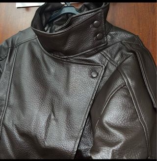 Casaco tipo cabedal preto