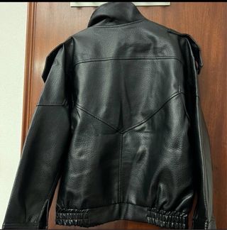 Casaco tipo cabedal preto