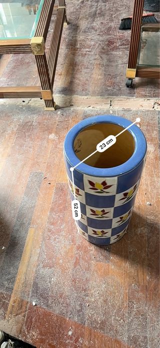 Paragüero azul con flores