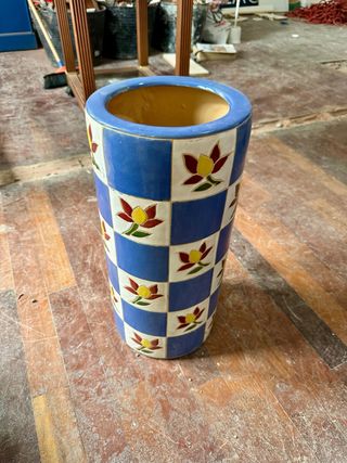 Paragüero azul con flores