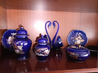 Juego de porcelana azul con cisnes