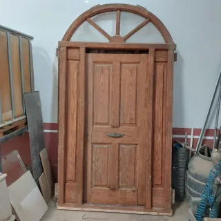Puerta madera antigua con marco medio punto