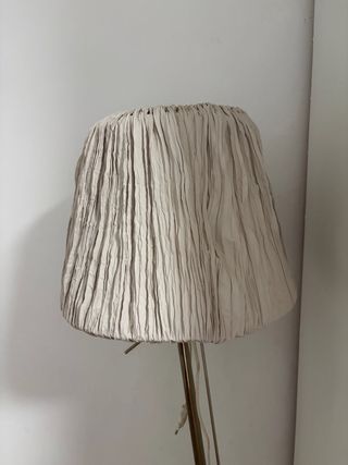 Lámpara de pie de tela y metal