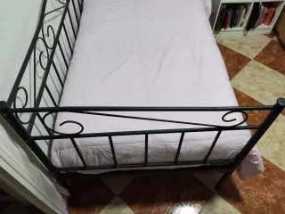 Diván cama metal y tela rosa