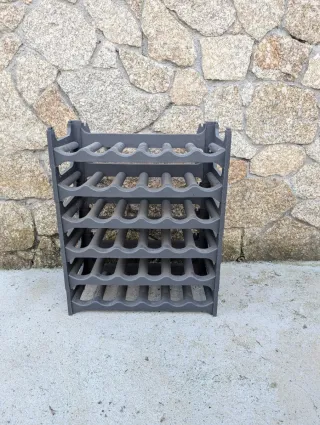 Botellero apilable de plástico gris