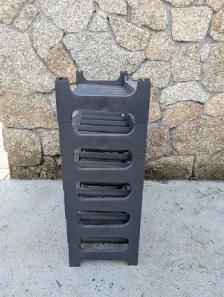 Botellero apilable de plástico gris