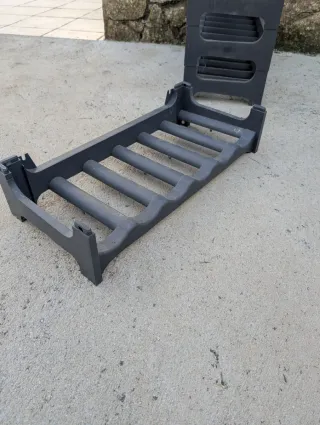 Botellero apilable de plástico gris