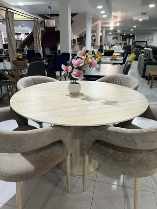 Mesa redonda beige de madera