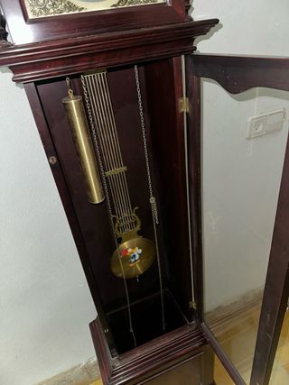 Reloj de pie clásico madera y metal