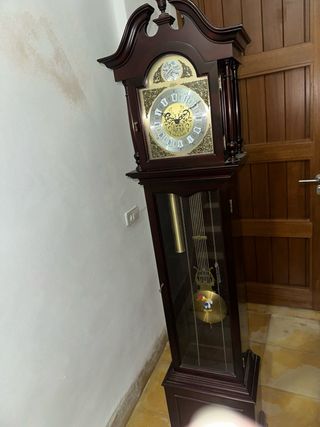 Reloj de pie clásico madera y metal
