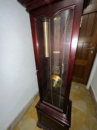 Reloj de pie clásico madera y metal