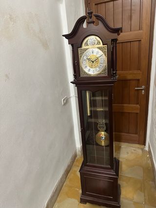 Reloj de pie clásico madera y metal