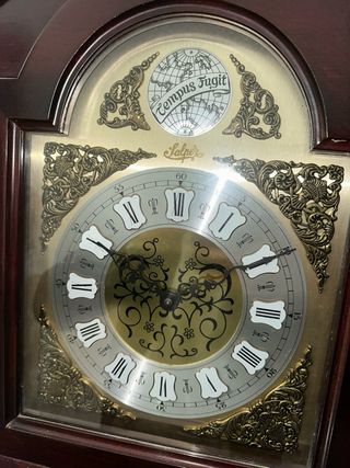 Reloj de pie clásico madera y metal