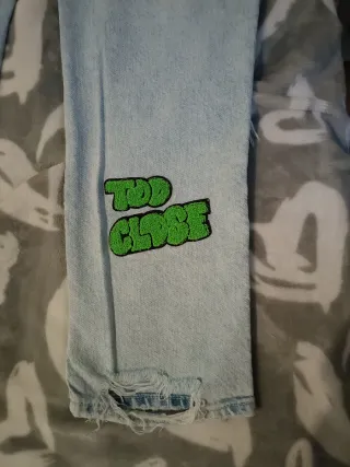 Jeans Bershka strappati con patch