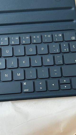 HOU Teclado Funda iPad 11generation A16 2025 Ñ