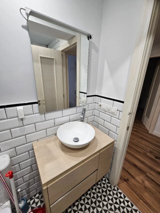 Se alquila habitación con reforma a estrenar.