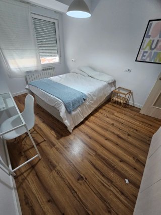 Se alquila habitación con reforma a estrenar.