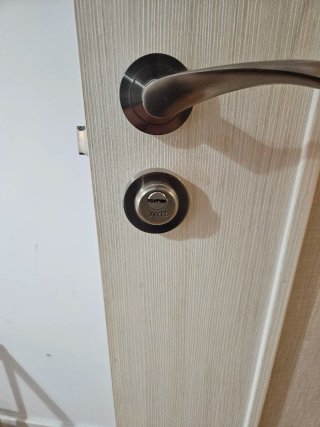 Se alquila habitación con reforma a estrenar.