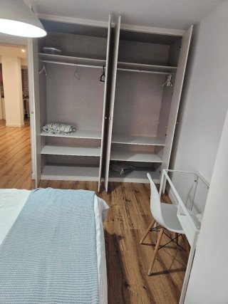 Se alquila habitación con reforma a estrenar.