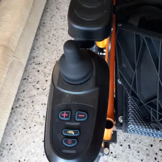 Silla de ruedas eléctrica naranja