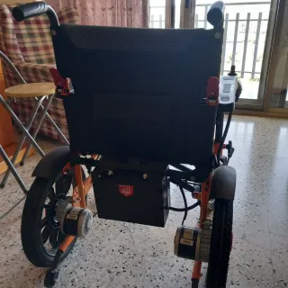 Silla de ruedas eléctrica naranja