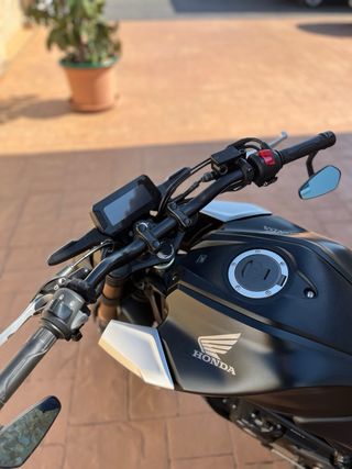 Honda CB125R 2022 Negra/Plata