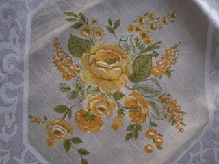 Mantel vintage floral beige y amarillo
