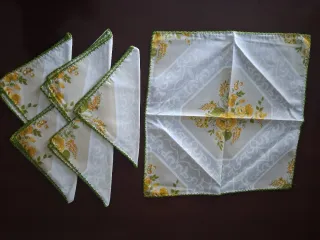 Mantel vintage floral beige y amarillo