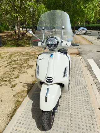 Vespa GTS Super 125 Blanca