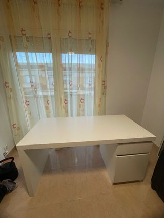Escritorio blanco con cajón.
