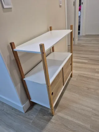 Estantería de madera y blanca