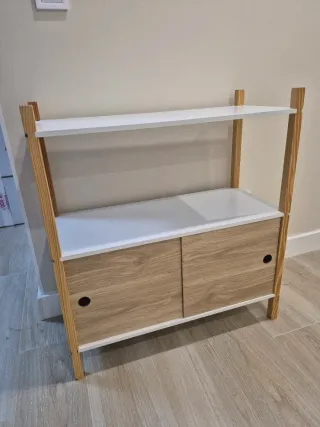 Estantería de madera y blanca