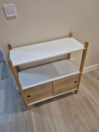 Estantería de madera y blanca