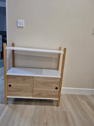 Estantería de madera y blanca