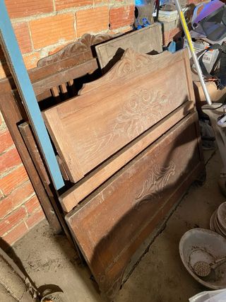 Camas y mesitas de noche antiguas de madera